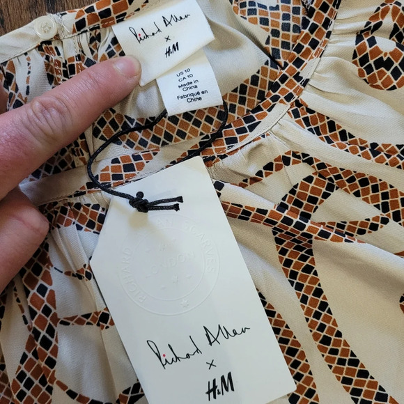 RICHARD ALLAN x H&M Light Beige Patterned Satin Blouse Size Women's 10 NEW - Picture 10 of 12